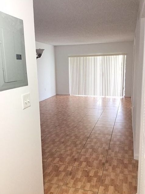 1st image of 500 W Park Dr