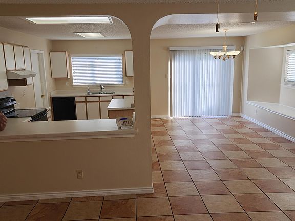 Dining & Kitchen area