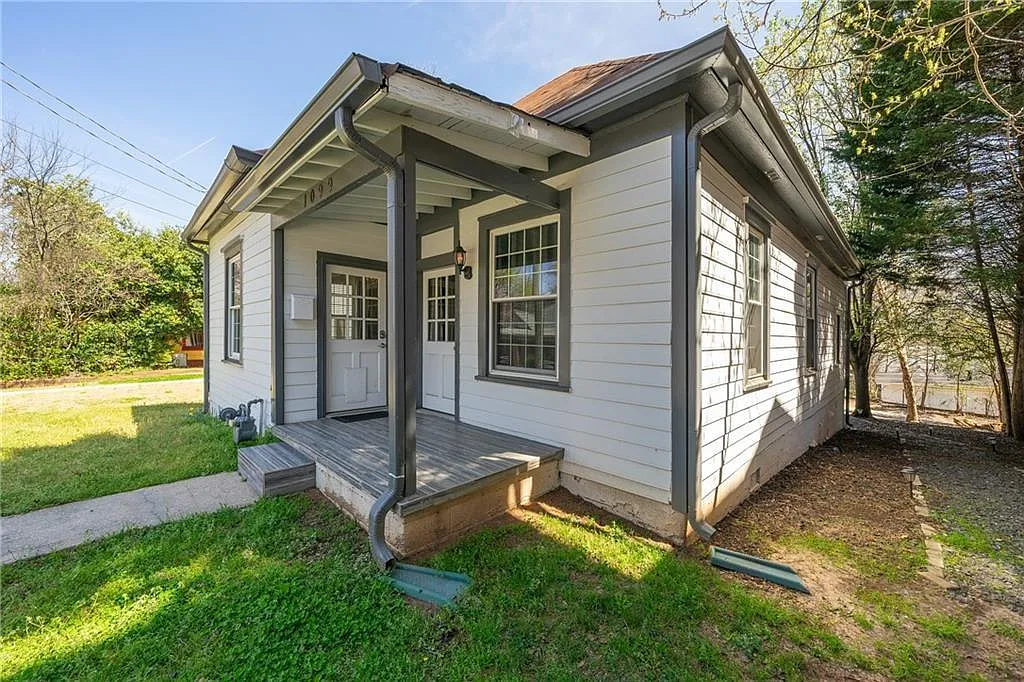 3 bed, 2.0 bath, 1050 sqft, $3,000 — Photo 1