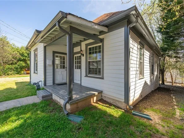 1099 Center St NW, Atlanta, GA 30318