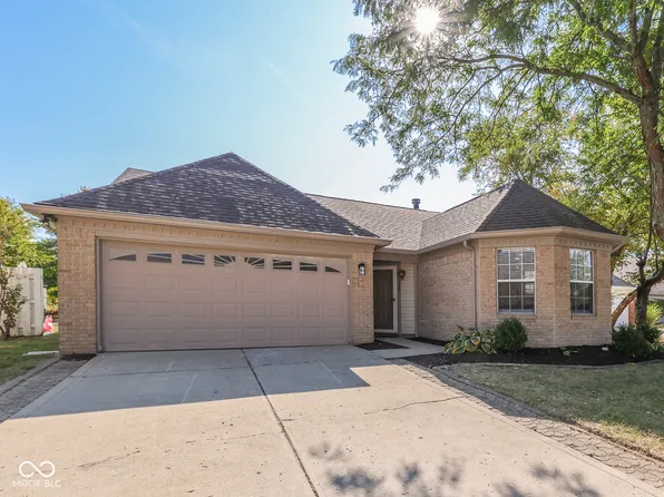 255 Lake Point Ln S, Greenwood, IN 46142