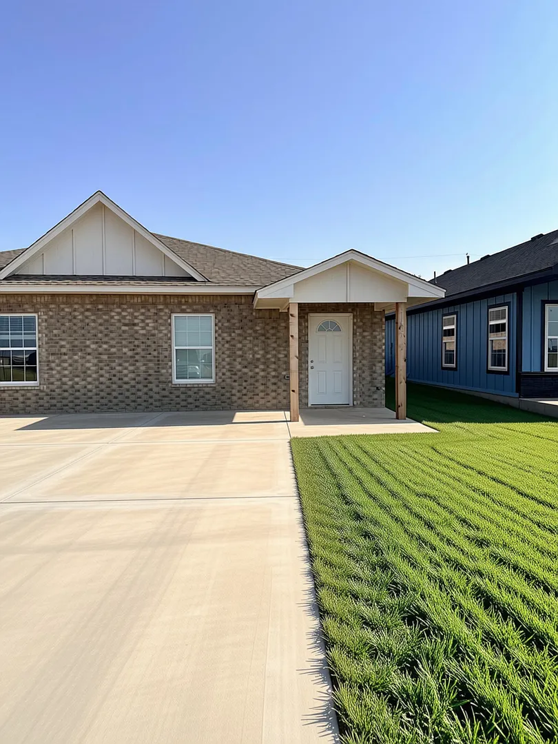 Newly Constructed 3br/2ba Duplex + Half Off 2nd Month's Rent!* — Photo 2
