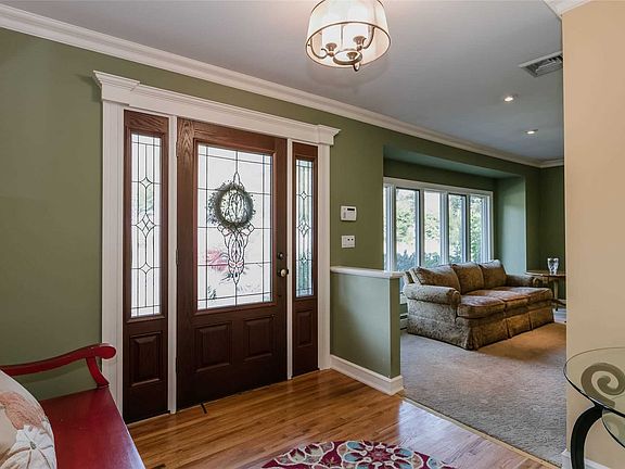 2nd image of 20 Camelot Ln
