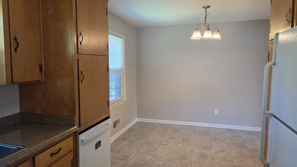 Building Photo - 3363 Kingswood Dr