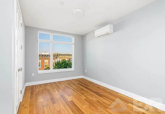 4th image of 244 Howard Ave #202