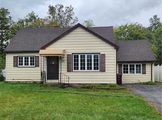 102 Iroquois Dr, Orchard Park, NY 14127
