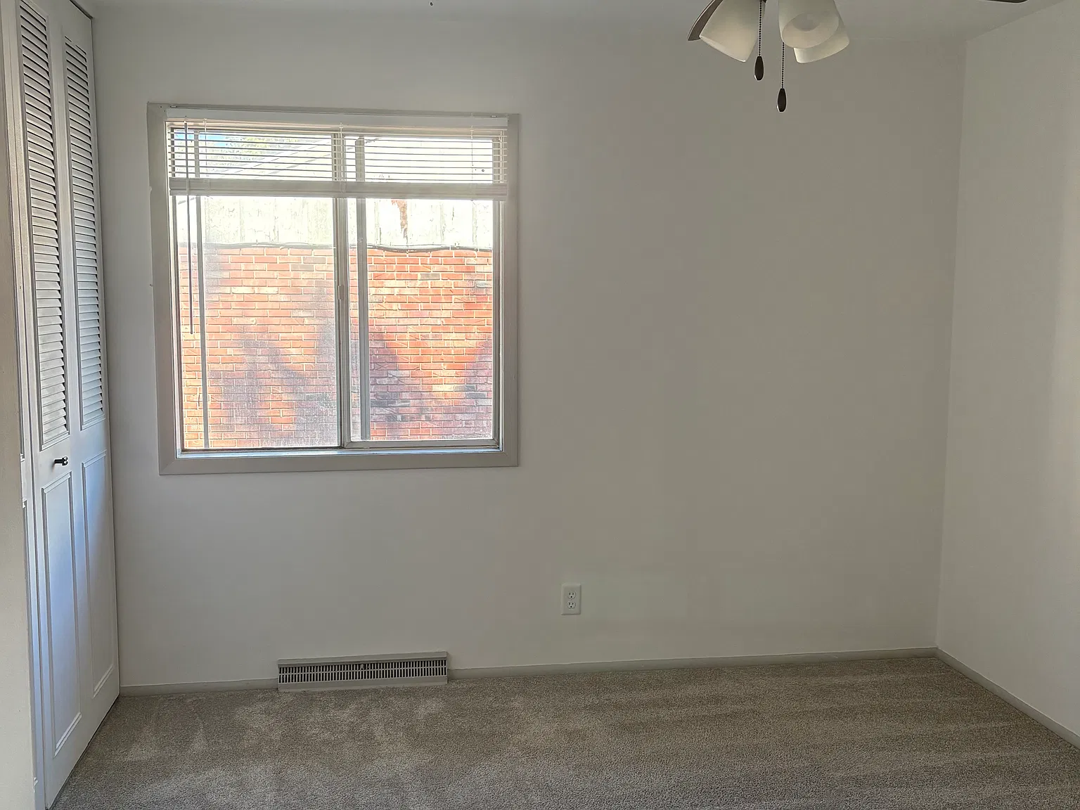404 S Prairie St — Photo 2