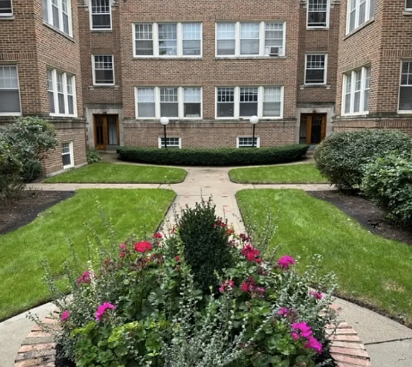 5648 N Ridge Ave #2W