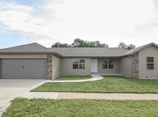 1122 S Strasbourg Ave, Springfield, MO 65802