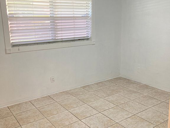 5th image of 1450 NE 191st St APT 102