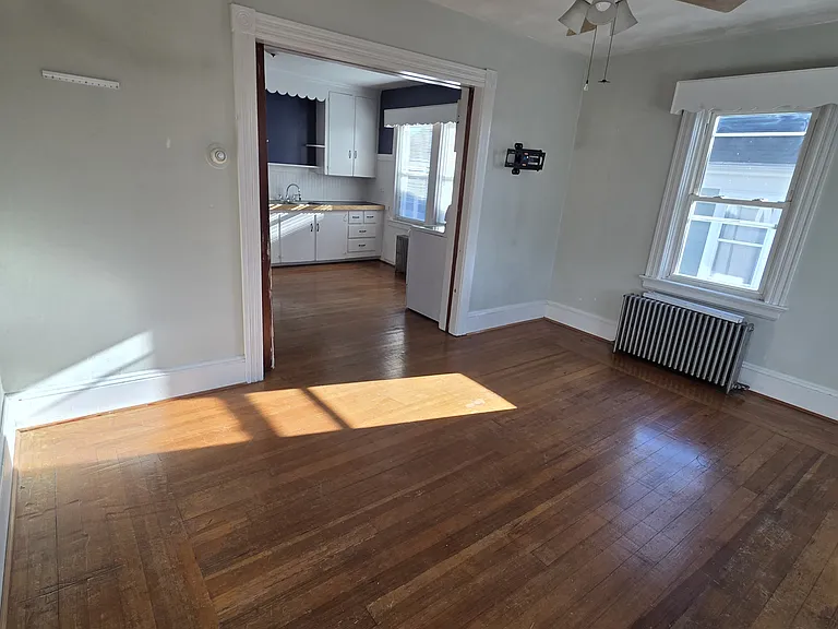 13 1/2 Middle St — Photo 2