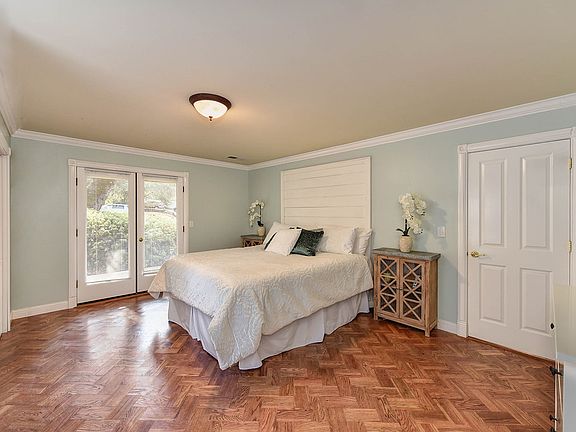 4th image of 2161 Sleepy Hollow Dr