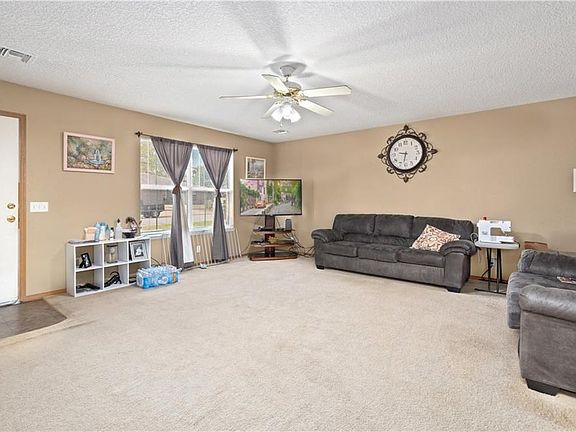4th image of 705 & 707 E Eastview Dr