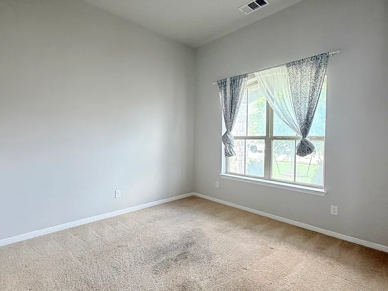 1009 Valley View Dr — Photo 11