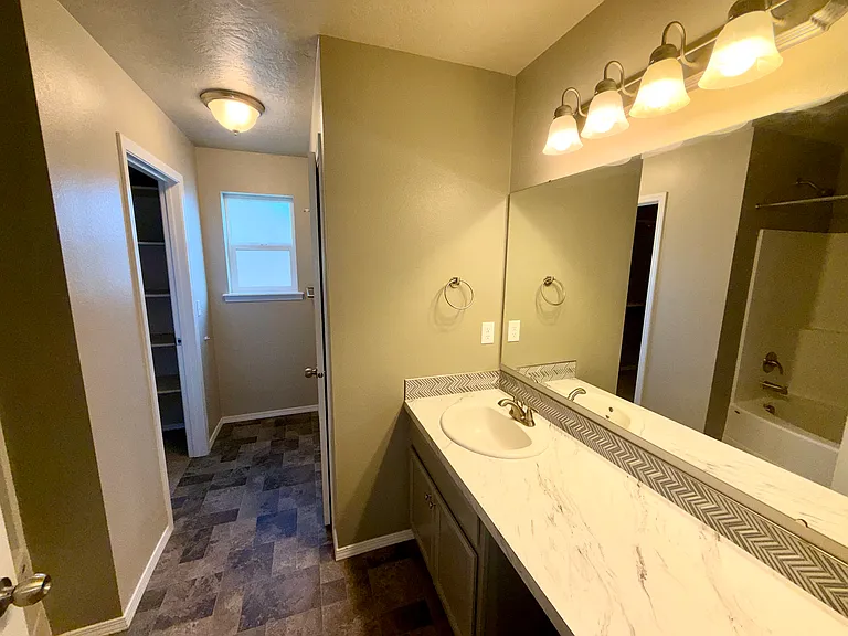4672 N Alester Ave — Photo 6