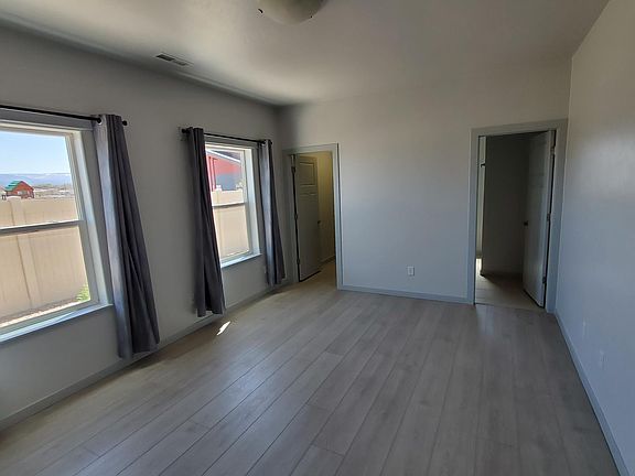 Master bedroom 14' 5" x 12'