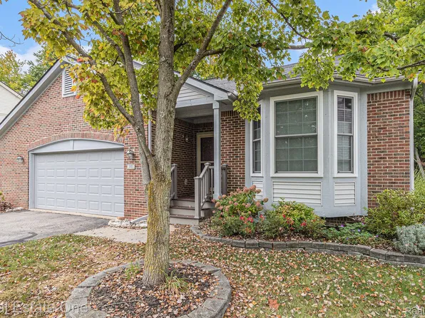 210 Shorewood Ln, Howell, MI 48843