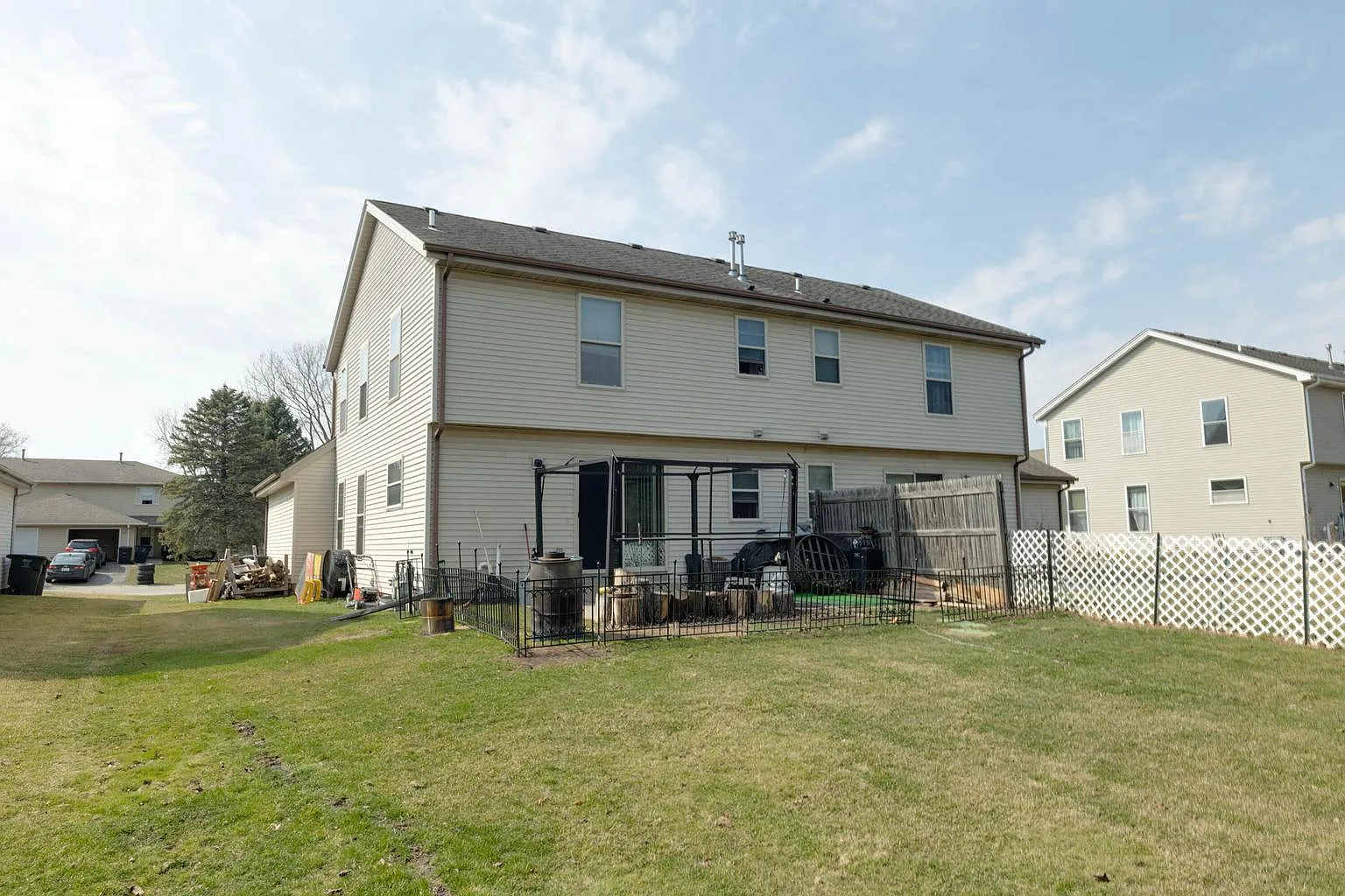3 bed, 1.5 bath, 1416 sqft, $2,100 — Photo 2