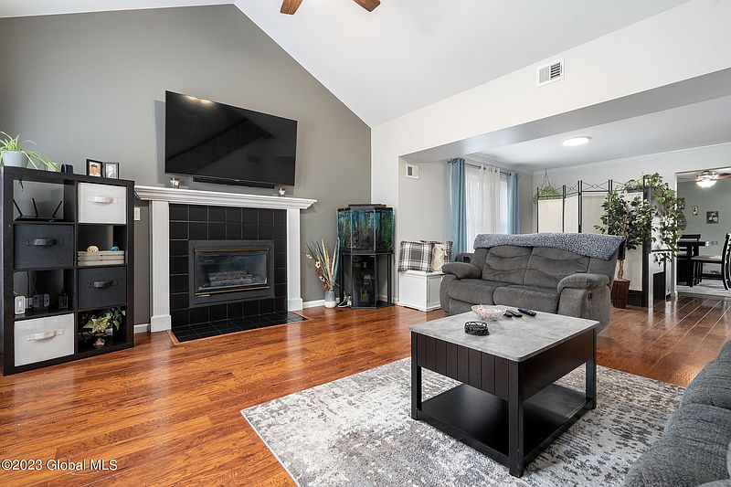 3rd image of 206 Meadowlark Drive