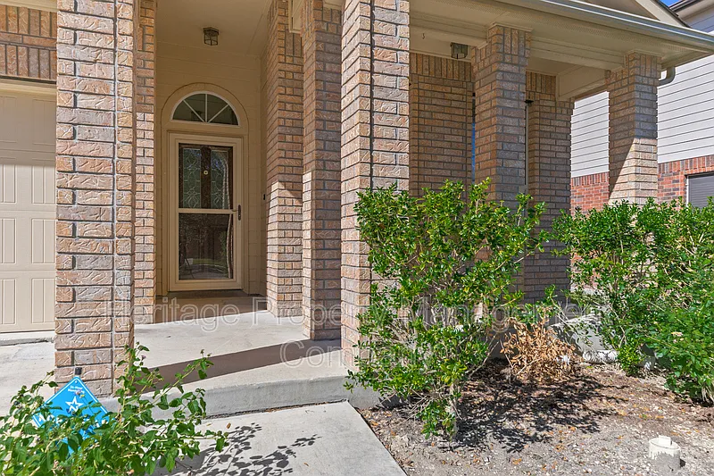 4 bed, 2.0 bath, 2472 sqft, $2,350 — Photo 2