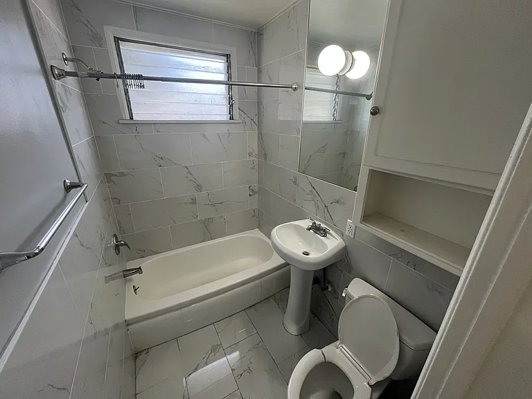 Oakhurst Apartments — Photo 15