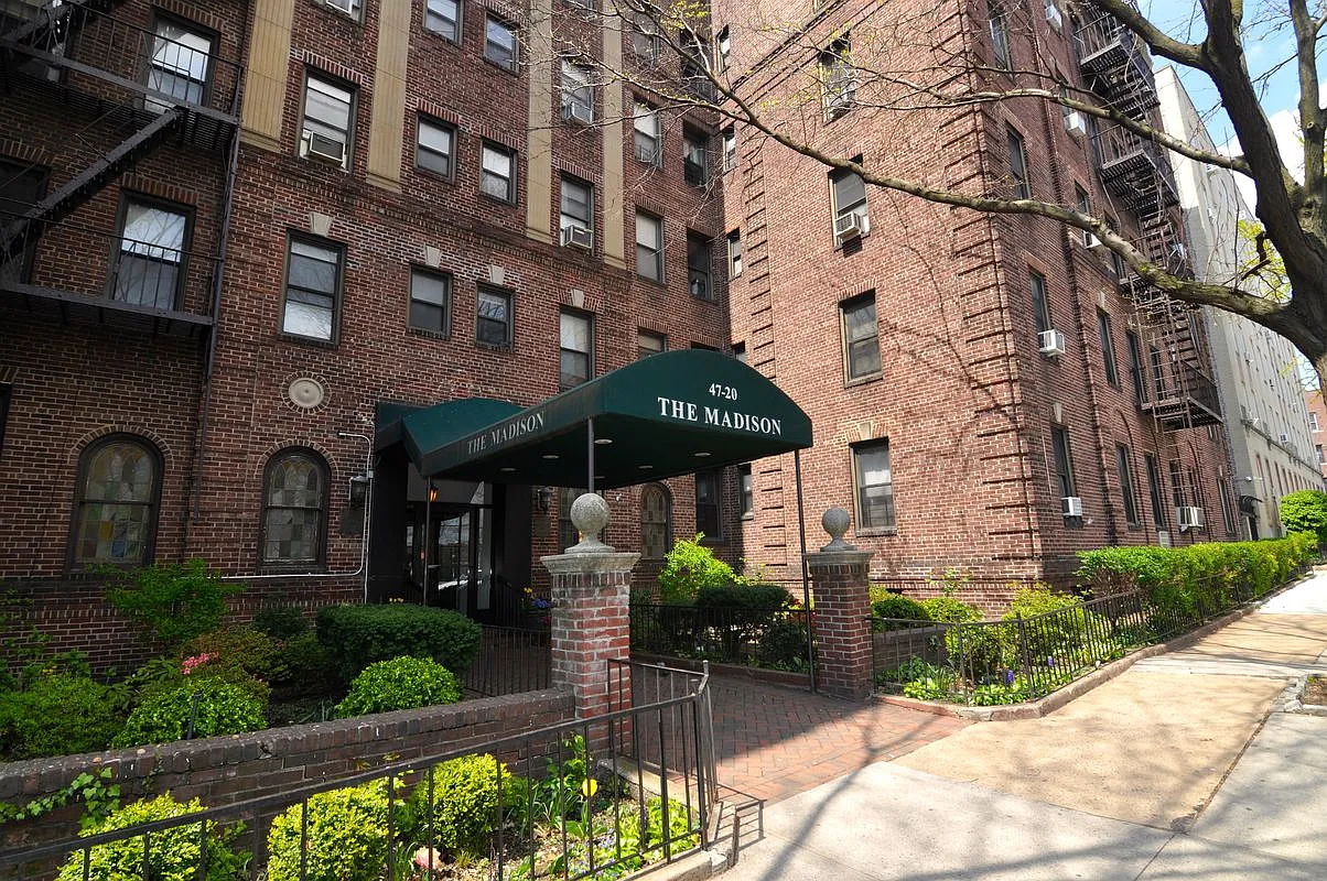 4720 42nd St APT 5G photo 1