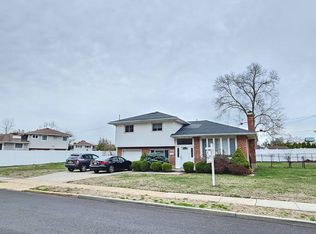 676 Parkside Dr, Jericho, NY 11753