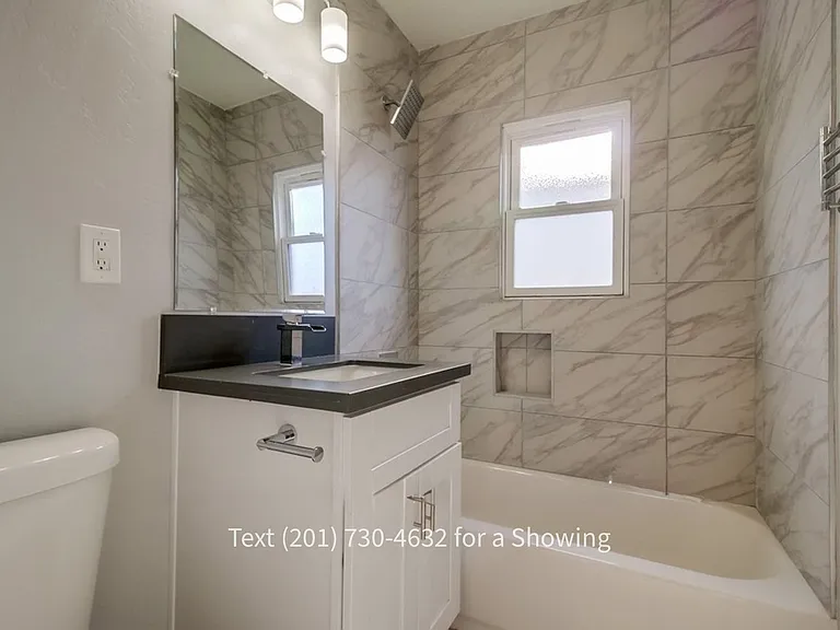 2 Bedroom, 1 Bath with Backyard & Washer/Dryer, Pets OK — Photo 8