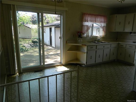 5th image of 12326 Kenilworth Dr