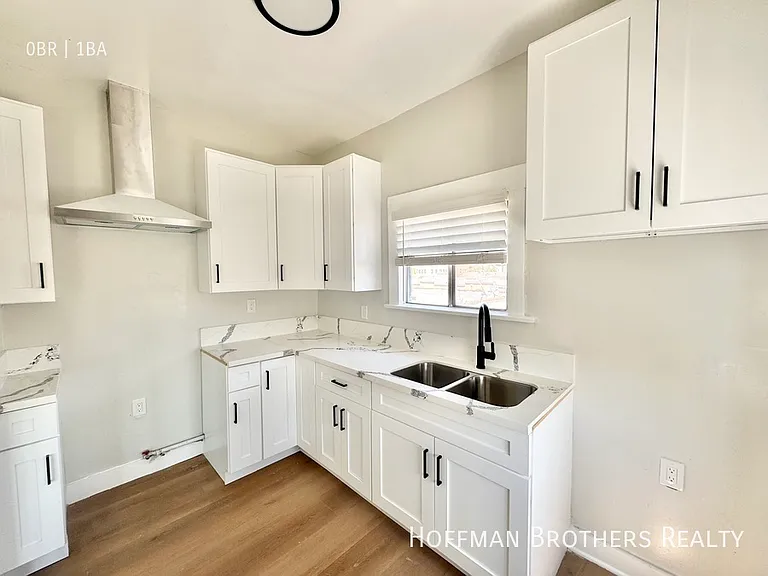 194 W 41st Pl #11 — Photo 1