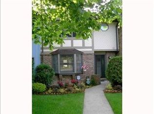 1254 Queens Dr, Coraopolis, PA 15108