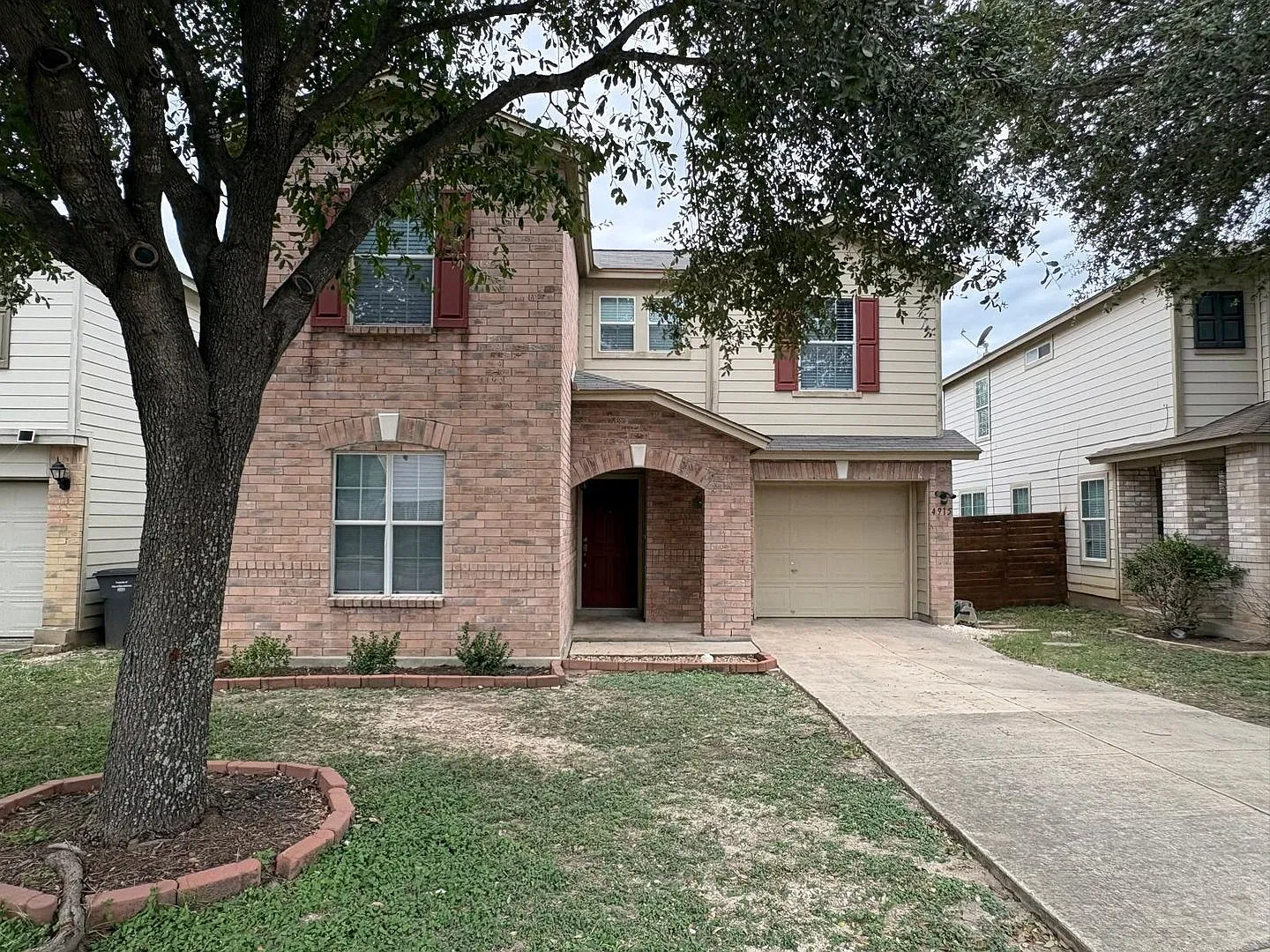Fall Specials! No Carpet, Wood Floors, Walk-In Closets & Shaded Backyard — Photo 2