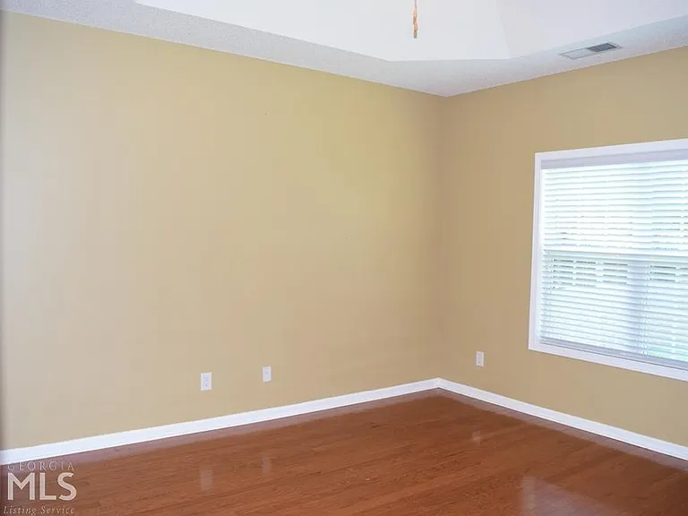 35 Bedford Park Dr — Photo 10