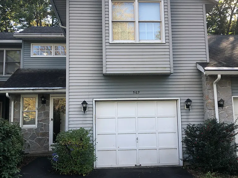569 Highwood Cir — Photo 1