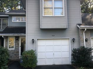 569 Highwood Cir, Albany, NY 12203