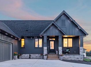 32 E Monterra Lndg, Rocky View County, AB T4C0G8
