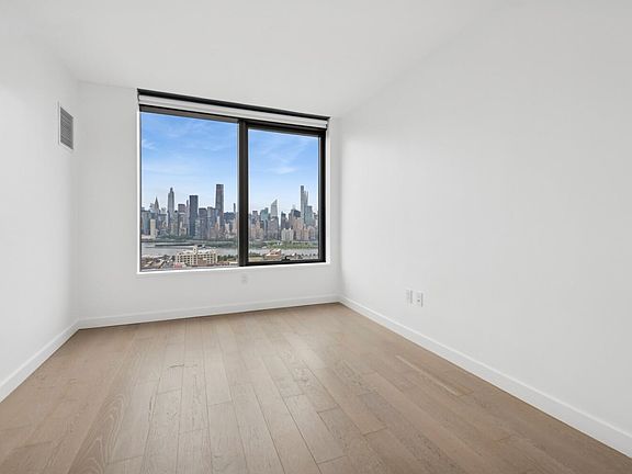 4th image of 3 Court Sq #3201