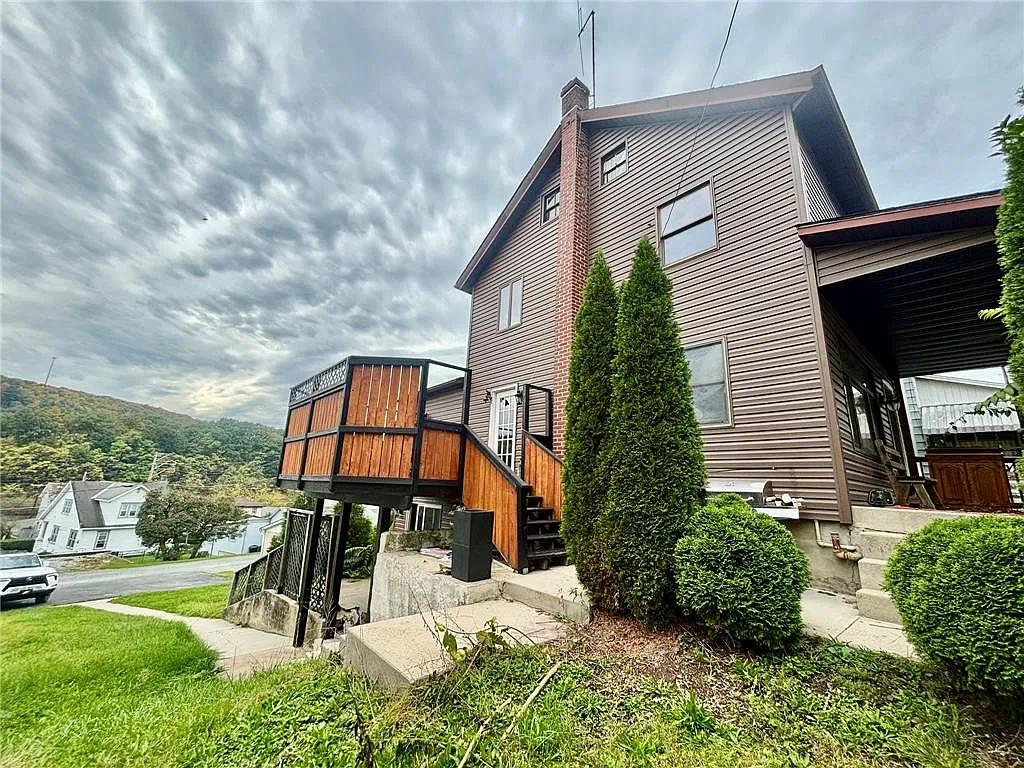 3 bed, 1.0 bath, 2000 sqft, $1,850 — Photo 2