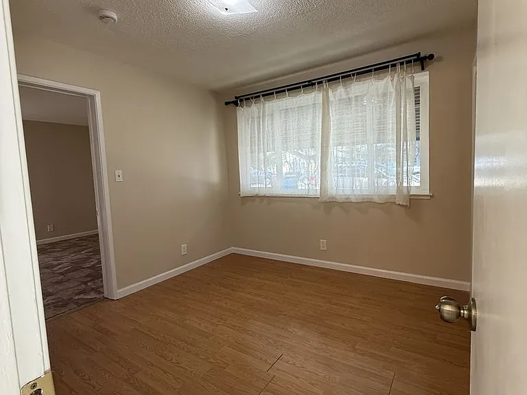410 Alden St — Photo 9