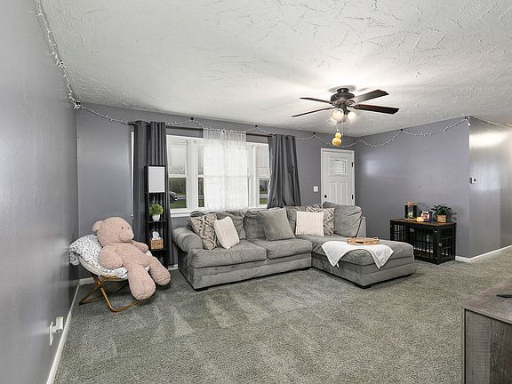 5th image of 908 W Broadmoor Street