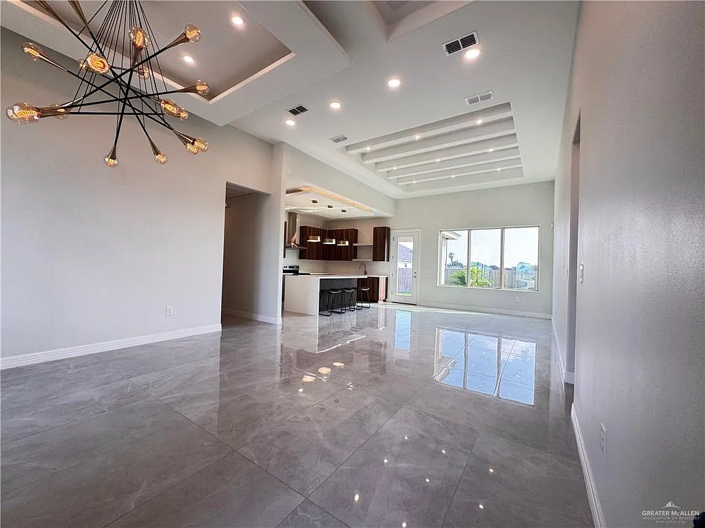 3 bed, 2.0 bath, 1426 sqft, $2,300 — Photo 2
