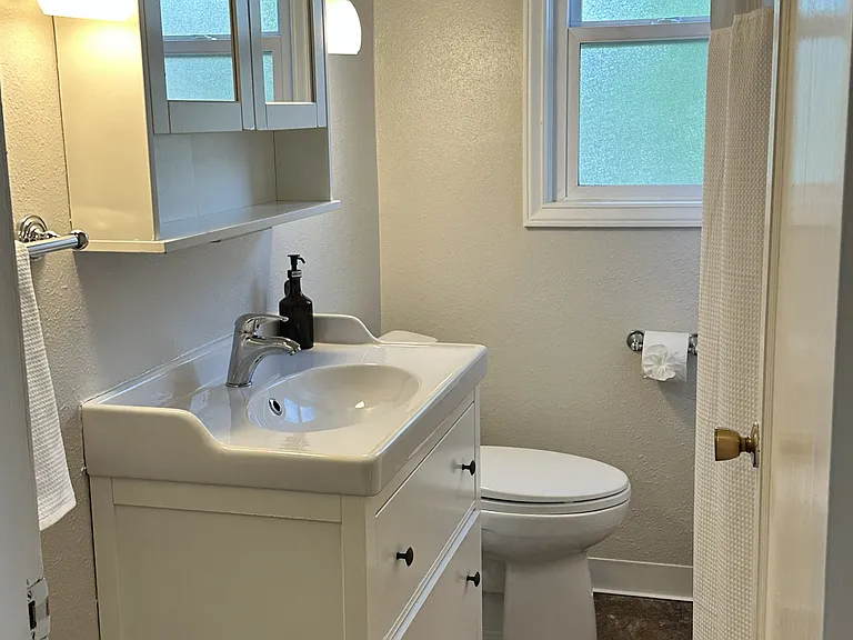 Full bath - includes bath tub (main floor)