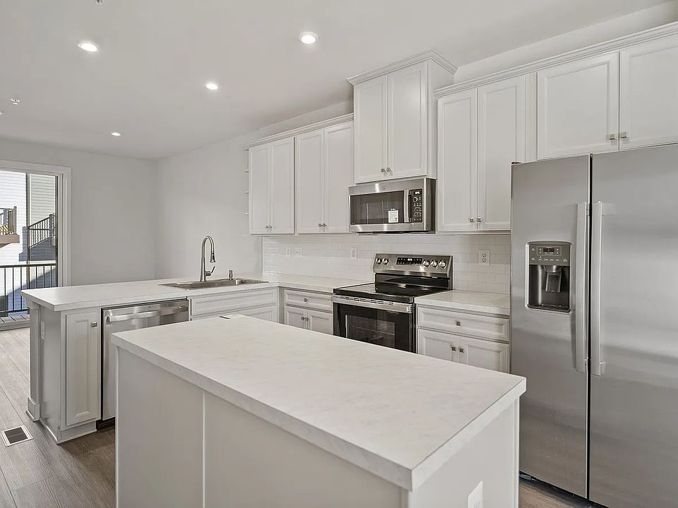 1st image of 837 Lennox St