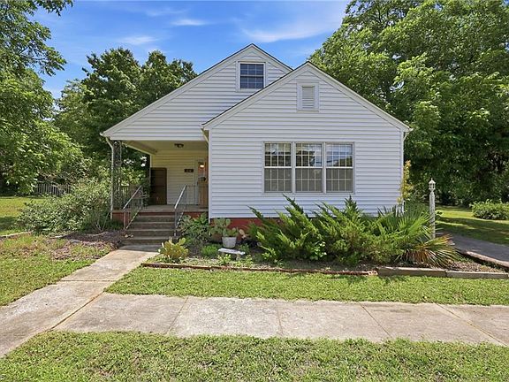 2nd image of 214 Hawthorne Ln
