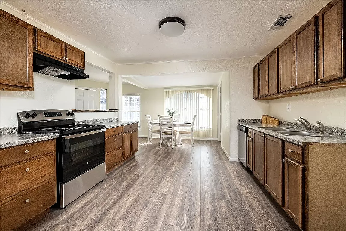 4 bed, 1850 sqft, $2,200 — Photo 2