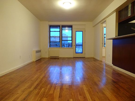 4th image of 2534 Crescent St #5E