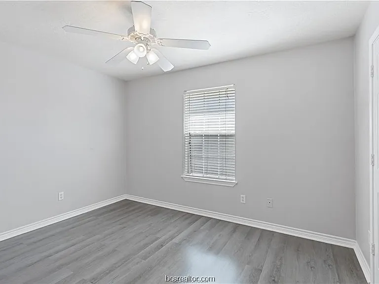 510 Freeman Ave — Photo 17