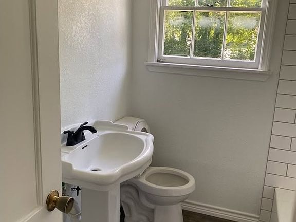 5th image of 3917 Speight Ave
