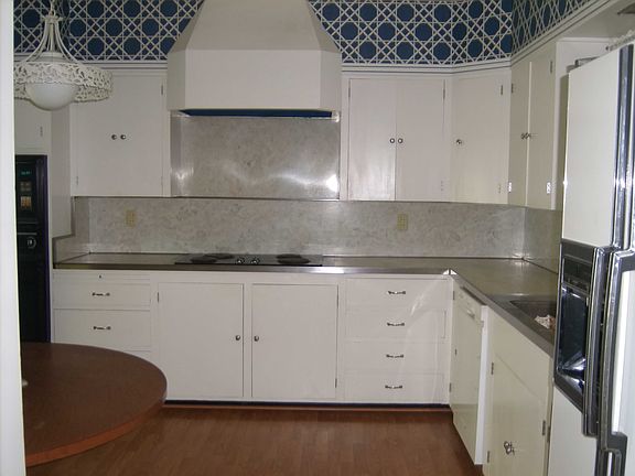 3rd image of 393 N Main St