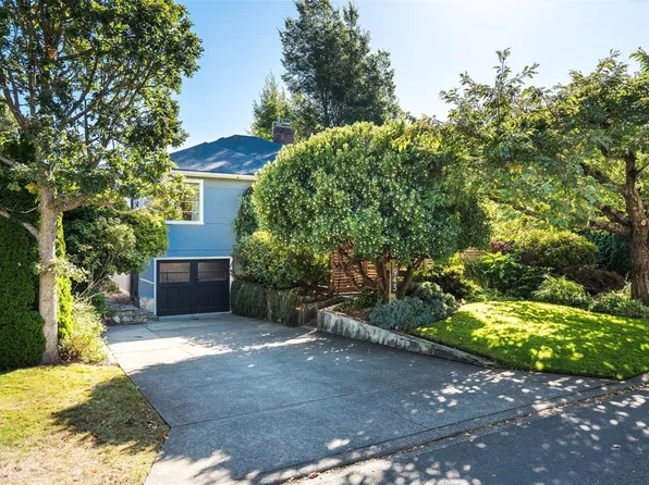 943 Linkleas Ave, Oak Bay, BC V8S 5C4